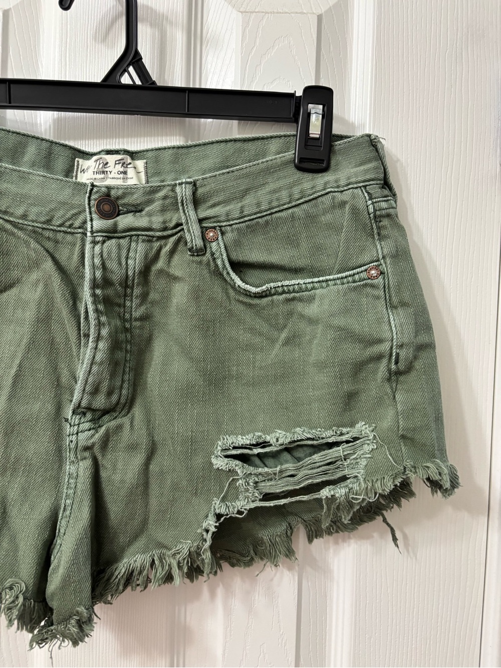 Free People We The Free Distressed Olive Green Denim Shorts Size 31 Boho - Picture 5 of 7